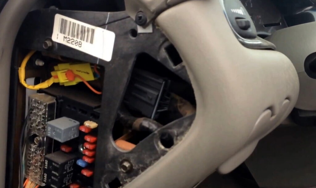 Lewa skrzynka bezpieczników Chevrolet Malibu 5 gen. (1997–2003) Lewa skrzynka bezpieczników Chevrolet Malibu – strona kierowcy