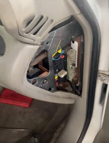 Prawa skrzynka bezpieczników Chevrolet Malibu 5 gen. (1997–2003) Prawa skrzynka bezpieczników Chevrolet Malibu – strona pasażera