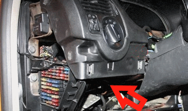 Lokalizacja przekaźników pod deską Volkswagen Golf IV Volkswagen Golf IV lokalizacja panelu przekaźników pod kierownicą