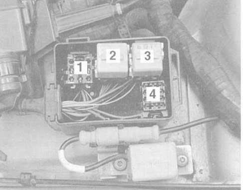 BMW E34 - pomocniczy panel przekaźników BMW 530i E34 - dodatkowa skrzynka przekaźników w komorze silnika