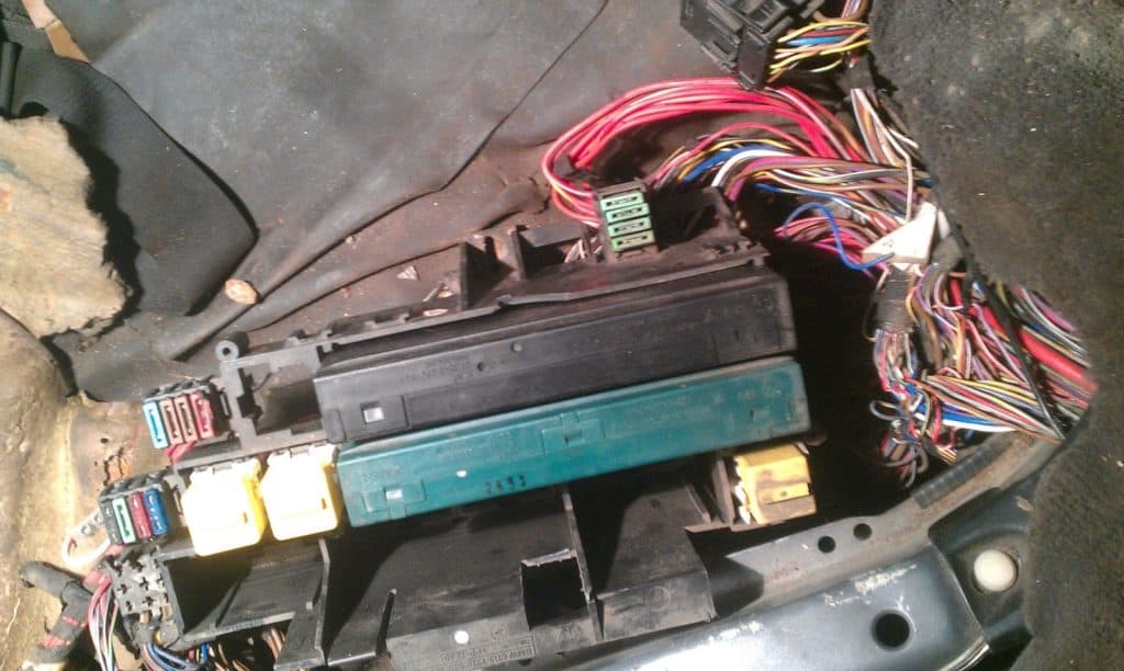 BMW E34 - skrzynka bezpieczników pod tylną kanapą BMW 530i E34 - dodatkowa skrzynka bezpieczników pod tylnym siedzeniem