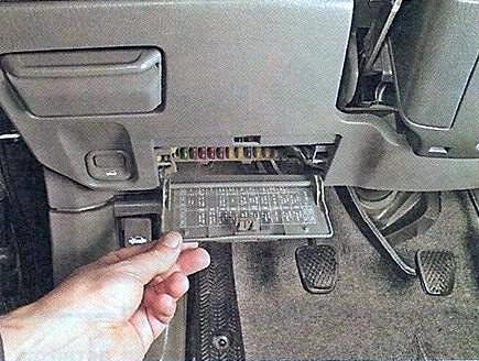 Honda CR-V I RD1/RD2/RD3 - lokalizacja skrzynki w kabinie Honda CR-V I 1997-2001 - lokalizacja skrzynki bezpieczników pod deską po stronie kierowcy