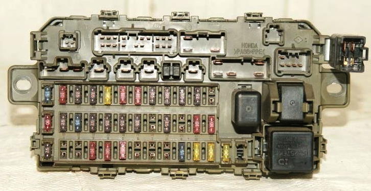 Honda CR-V I - rzeczywisty wygląd skrzynki bezpieczników w kabinie Honda CR-V RD1 1997-2001 - panel bezpieczników pod deską rozdzielczą