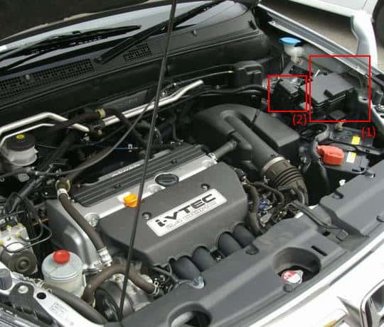 Honda CR-V II - skrzynki bezpieczników w komorze silnika Honda CR-V 2002-2004 - lokalizacja skrzynki bezpieczników pod maską przy akumulatorze
