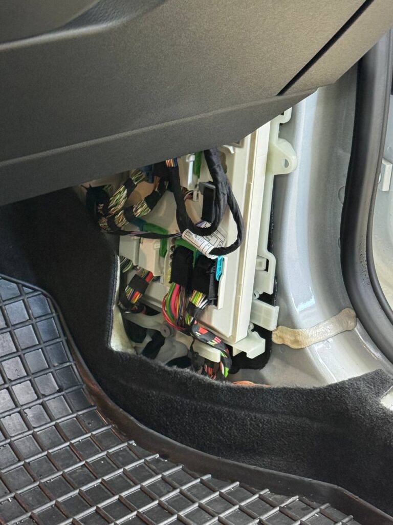 Lokalizacja modułu BDC/BCP BMW X1 U11/U12 Moduł BDC/BCP z dodatkową skrzynką bezpieczników przy prawym słupku BMW X1 U11/U12