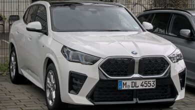 Biały samochód BMW Serii 1 F40, 2019-2023, układ bezpieczników i schemat.