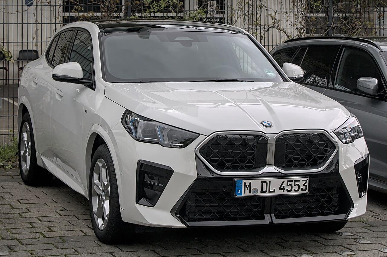 Biały samochód BMW Serii 1 F40, 2019-2023, układ bezpieczników i schemat.
