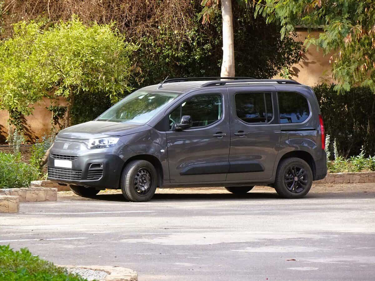 Fiat Doblo II 263 FL od 2015 do 2022 - widok z boku, czarny kolor, samochód dostawczy.