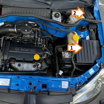 Opel Corsa C - lokalizacja skrzynek bezpieczników Opel Corsa C 2000-2006 - lokalizacja głównej skrzynki bezpieczników w komorze silnika