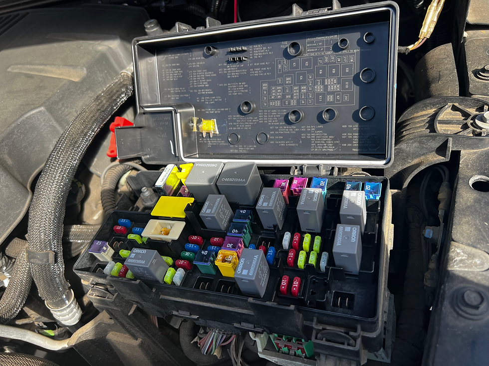 Jeep Wrangler JK - lokalizacja i wygląd modułu TIPM Jeep Wrangler JK - moduł TIPM po zdjęciu pokrywy w komorze silnika