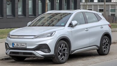 Srebrny BYD ATTO 3 - elektryczny SUV w europejskiej specyfikacji