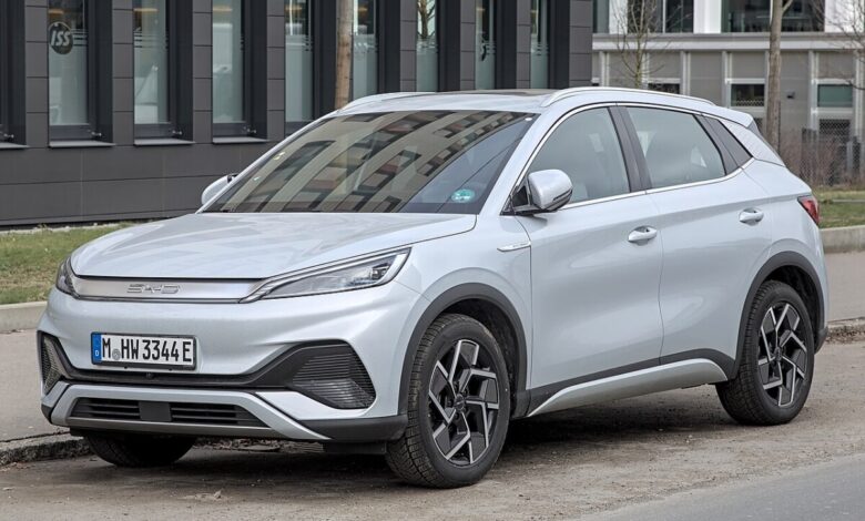 Srebrny BYD ATTO 3 - elektryczny SUV w europejskiej specyfikacji