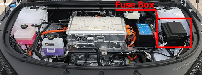 BYD Han EV - skrzynka pod maską Komora pod przednią pokrywą BYD Han EV z zaznaczoną skrzynką bezpieczników obok akumulatora