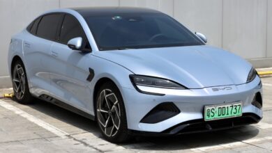 Niebieski BYD Seal pierwszej generacji, elektryczny sedan widziany z przodu i z boku