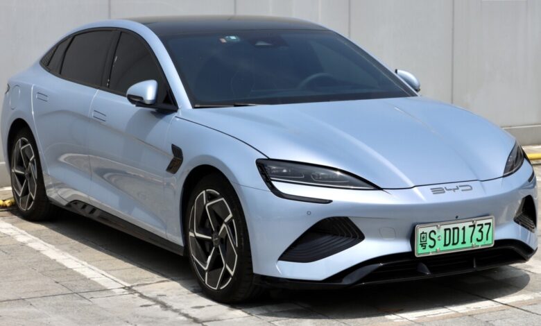 Niebieski BYD Seal pierwszej generacji, elektryczny sedan widziany z przodu i z boku