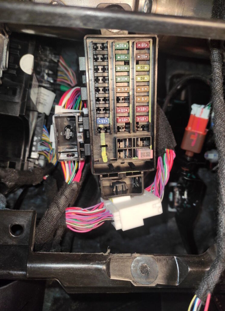 Panel bezpieczników w kabinie BYD Seal U DM-i Rzeczywisty panel małych bezpieczników pod deską rozdzielczą BYD Seal U DM-i