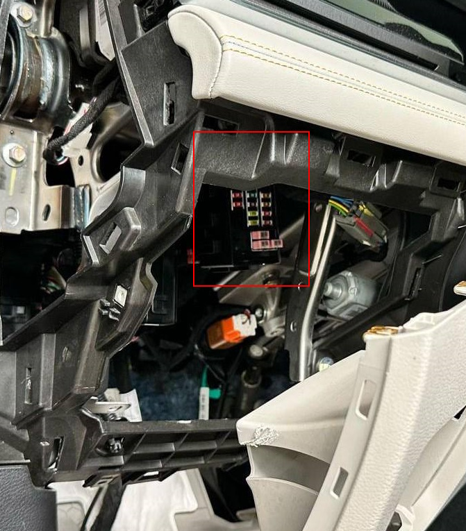 Lokalizacja bezpieczników w kabinie BYD Seal U DM-i Skrzynka bezpieczników BYD Seal U DM-i za dolną osłoną deski rozdzielczej po stronie kierowcy