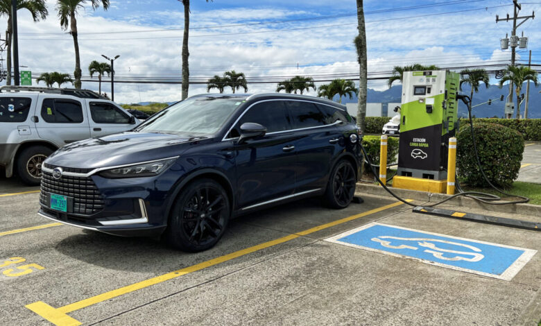 BYD Tang EV drugiej generacji z 2022 roku podczas ładowania przy stacji szybkiego ładowania DC