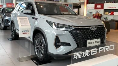 Chery Tiggo 8 Pro sfotografowany w salonie w 2022 roku, widok z przodu i boku