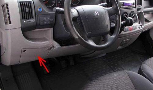 Citroën Jumper II 2006-2010 - lokalizacja skrzynki bezpiecznikow w kabinie Citroën Jumper II - dostep do skrzynki bezpiecznikow pod deska rozdzielcza