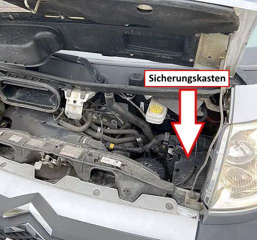 Citroen Jumper II 2011-2012 - lokalizacja skrzynki bezpiecznikow pod maska Citroen Jumper II - gdzie znajduje sie skrzynka bezpiecznikow w komorze silnika