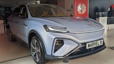 Jasnoniebieski MG Marvel R Electric z 2022 roku, widok z przodu i lewego boku