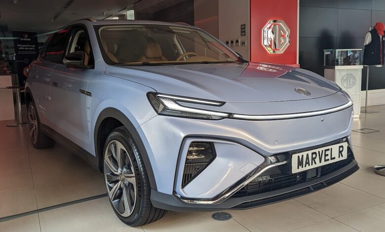 Jasnoniebieski MG Marvel R Electric z 2022 roku, widok z przodu i lewego boku