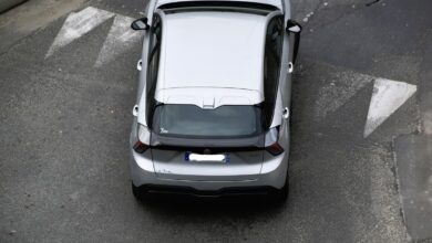 Srebrny MG4 EV pierwszej generacji sfotografowany w 2023 roku