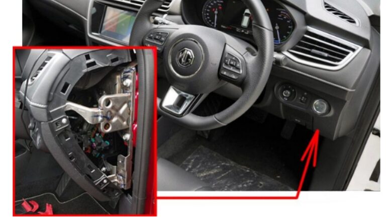 MG5 EV - lokalizacja skrzynki w kabinie Lokalizacja skrzynki bezpieczników za dolnym panelem po stronie kierowcy w MG5 EV
