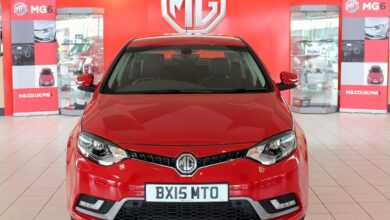 Czerwony MG6 pierwszej generacji po liftingu z 2015 roku, widok od przodu