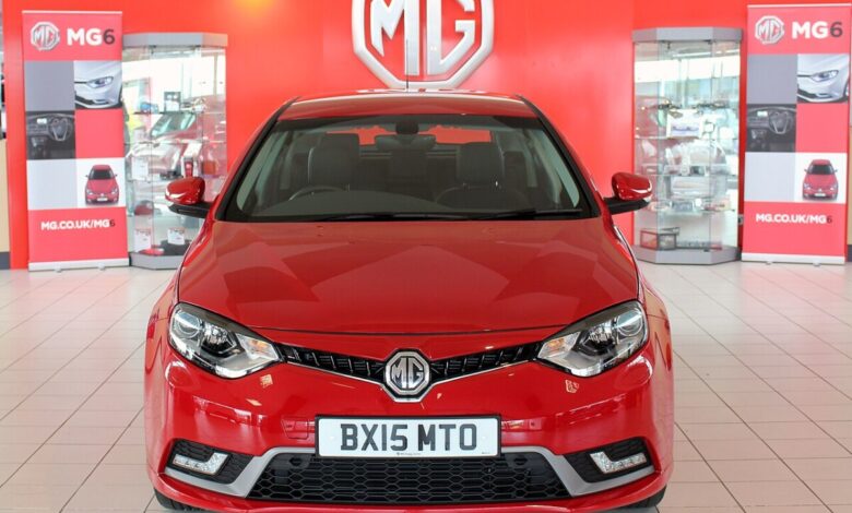 Czerwony MG6 pierwszej generacji po liftingu z 2015 roku, widok od przodu