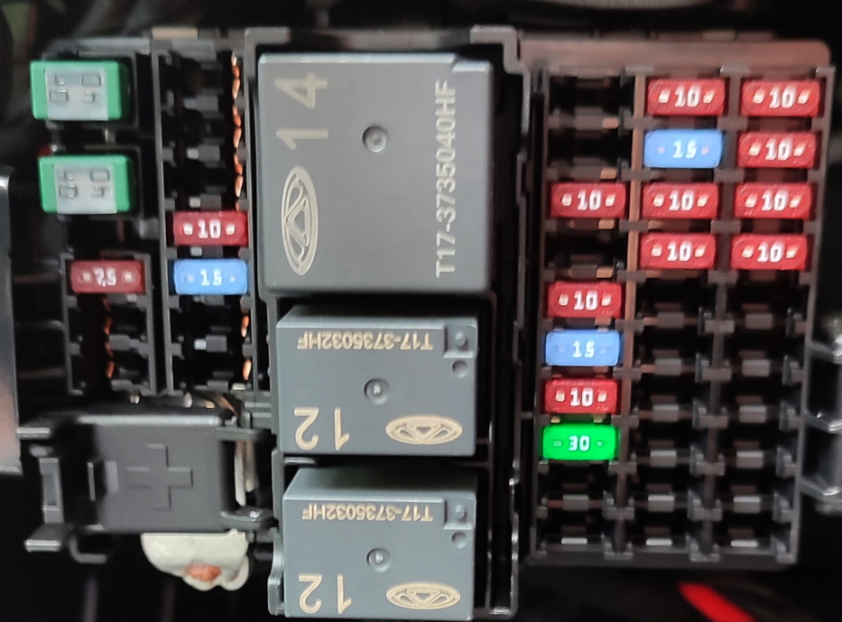 Panel bezpieczników OMODA 5 w kabinie Rzeczywisty panel bezpieczników i przekaźników w kabinie OMODA 5 z bezpiecznikami RF i trzema przekaźnikami