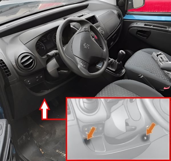 Dostęp do bezpieczników w kabinie Dostęp do skrzynki bezpieczników pod deską rozdzielczą Peugeot Bipper po stronie kierowcy